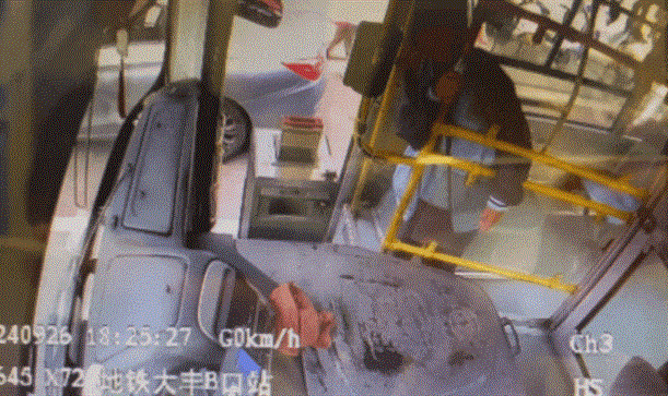 女童单独乘车坐过站，公交司机的举动很暖~